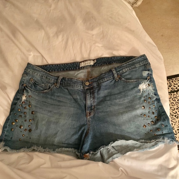 Torrid plus size 26 stretch Denim studded shorts - Picture 2 of 8